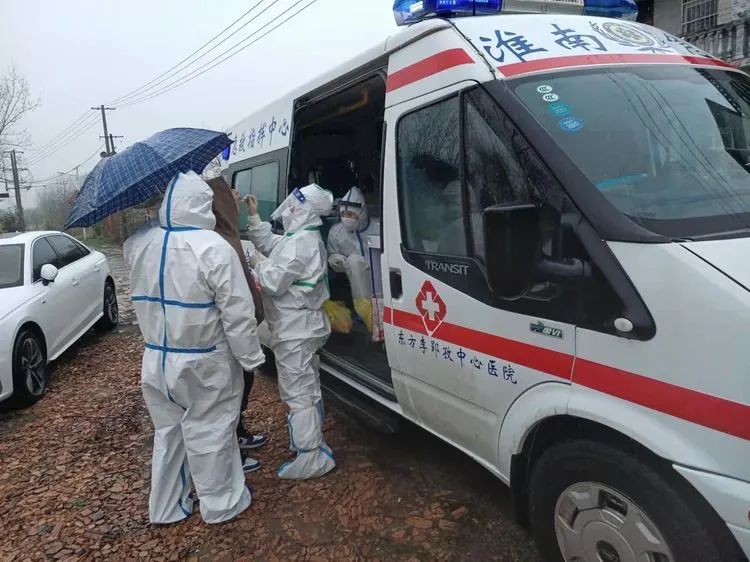  山河有恙，不敵世間溫情——李郢孜醫(yī)院抗疫人員冒雨上門采集核酸