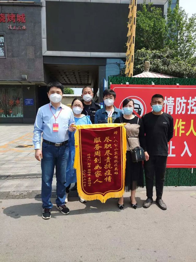  “這一面來自隔離點(diǎn)的錦旗，讓我覺得這么多天的付出都是值得！”——記八公山賓館隔離點(diǎn)呂偉醫(yī)生