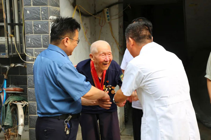 軍民魚水情，擁軍鑄長城——鳳凰醫(yī)院開展慶祝抗美援朝勝利70周年暨八一建軍節(jié)系列活動