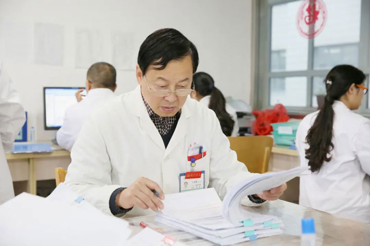 兢兢業(yè)業(yè)，為了患者的健康與希望！——東方醫(yī)院集團(tuán)消化內(nèi)鏡診療中心返聘專家張淮民