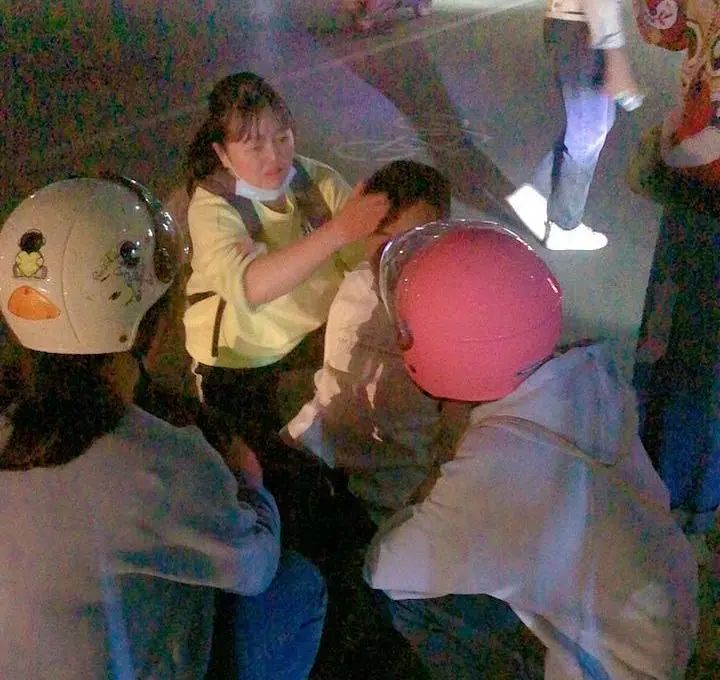 路遇眩暈患者，最美護(hù)士貼心的守護(hù)