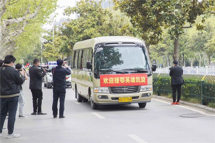 患者愈，醫(yī)者歸，人間萬(wàn)象更新——東方醫(yī)院首批逆行者平安凱旋