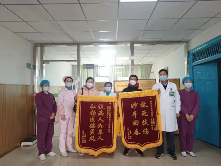 兩面錦旗，十分肯定——東方總院感染科新年伊始收到患者錦旗