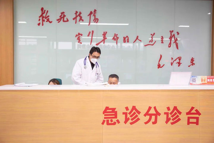 東方醫(yī)療團隊與時間賽跑，三名老人食物中毒緊急救治成功