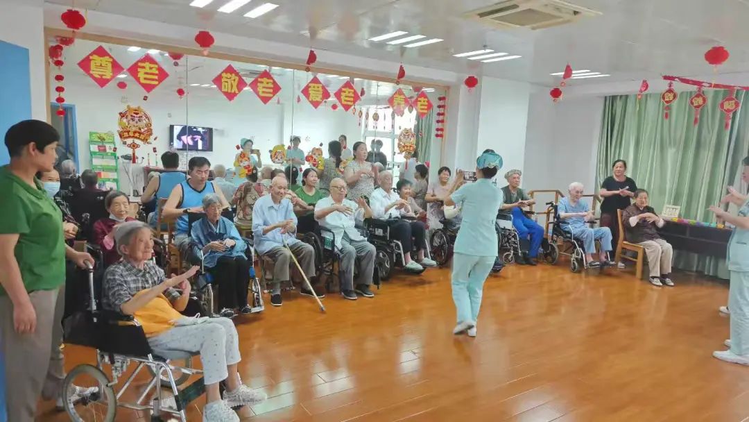 科學(xué)養(yǎng)生，為老年人提供健康指導(dǎo)——東方總院內(nèi)二黨支部攜手老年醫(yī)學(xué)科舉辦“心手并用，預(yù)防老年癡呆”趣味活動(dòng)