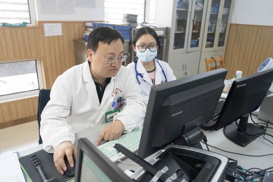 眼、手、心并力淬煉；急、險、重不畏挑戰(zhàn)——記淮南東方總院呼吸與危重癥醫(yī)學科主任劉靖豐