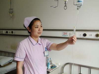 “抓緊我的手”--總院新三病區(qū)護(hù)士長劉敏二三事
