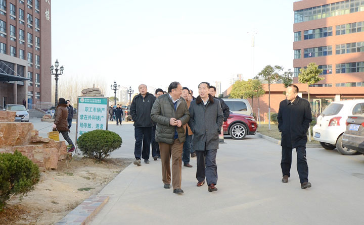 淮南礦業(yè)集團黨委副書記章立清一行赴我院慰問病人