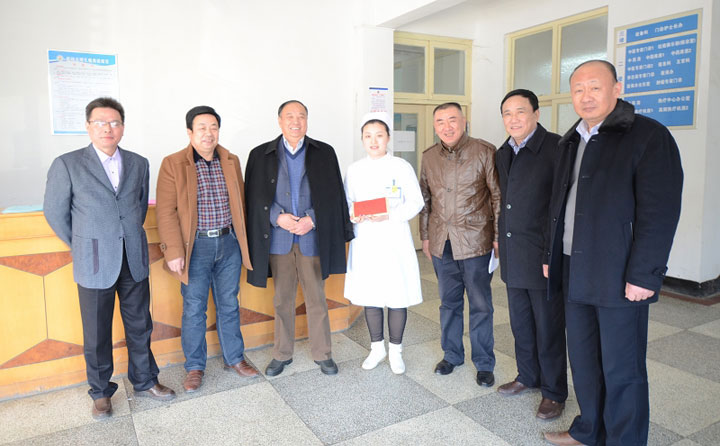 醫(yī)院集團董事長江鴻方帶隊赴各醫(yī)院慰問困難員工