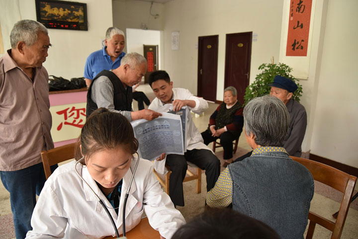 敬老愛老  腫瘤醫(yī)院青年醫(yī)師“五四”獻(xiàn)愛心