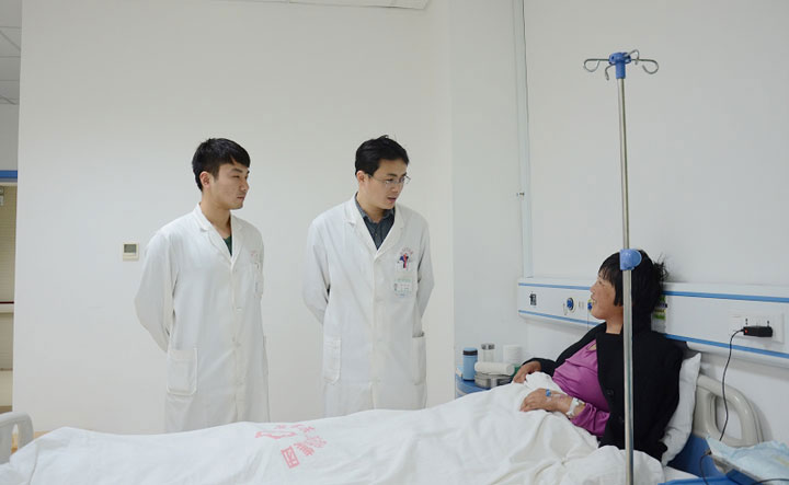 全腔鏡下左甲狀腺腺葉切除手術(shù)獲得成功——由東方總院普外科實施，填補市內(nèi)空白