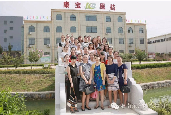 鳳凰醫(yī)院新分醫(yī)護(hù)人員參觀綜合門診部和康寶藥業(yè)公司