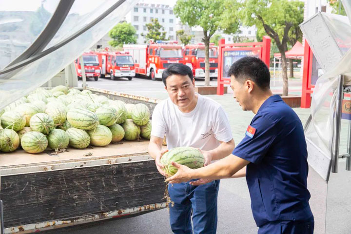 醫(yī)院集團(tuán)開展“夏日送清涼”活動慰問交警、消防、城管一線隊員